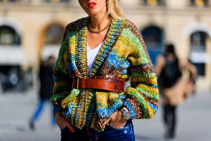 blue denim, brown belt, denim pants, jeans, leather belt, multicolor sweater, necklace, red lips, trousers, street style, jonathan paciullo, FW, frenchystyle, fashion week, PFW, PARIS, AUTUMN WINTER 2018-2019, FALL WINTER 2018-2019, FW 18-19, horizontal, atmosphere details