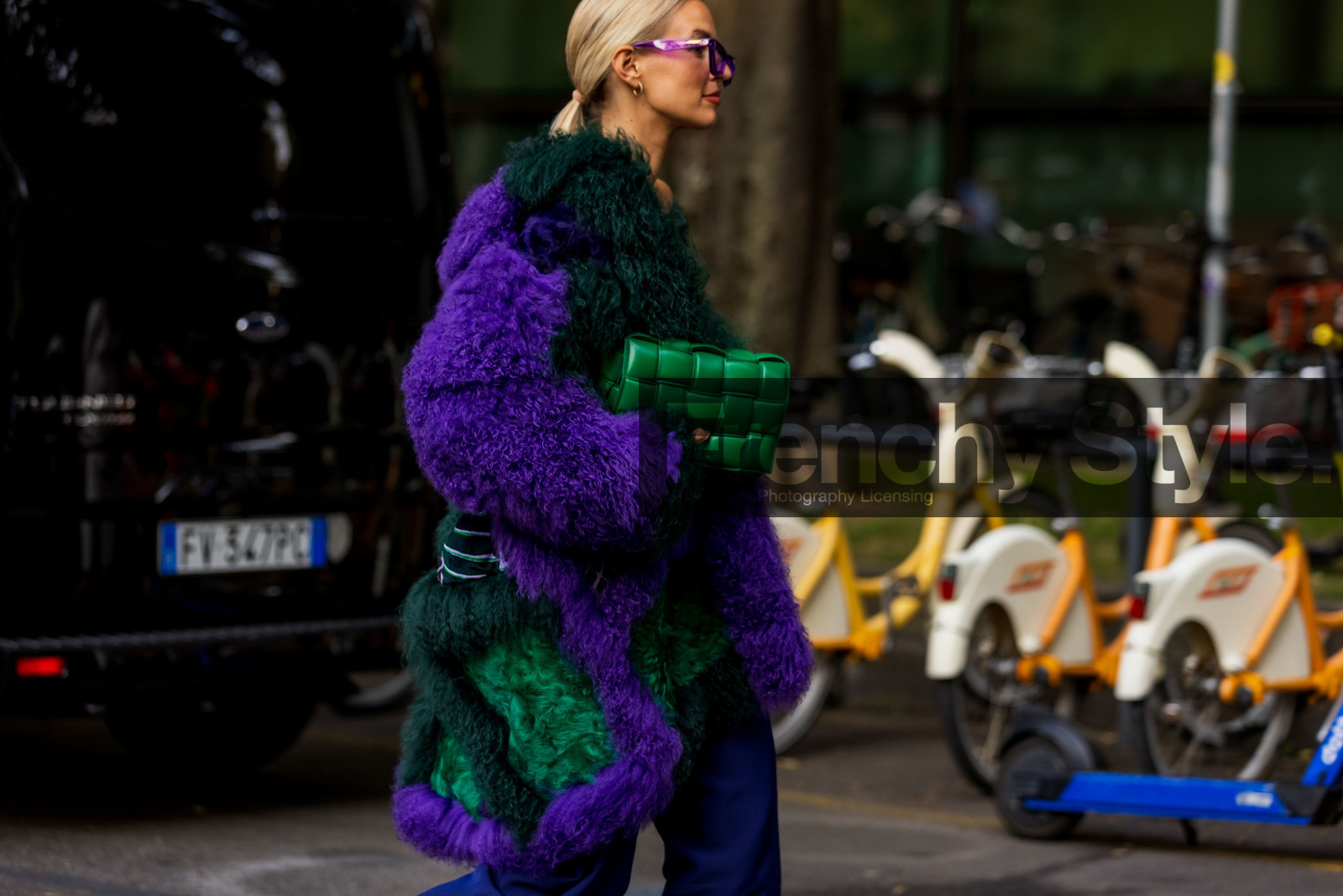 bottega veneta bag, bra, color, colorful coat, fur coat, green bag, Leonie Hanne, oversize coat, patchwork coat, purple coat, purple sunglasses, quilted bag, sunglasses, fashion week, frenchystyle, FW, jonathan paciullo, street style, MFW, MILAN, SPRING SUMMER 2022, SS 22, horizontal, atmosphere details, detail