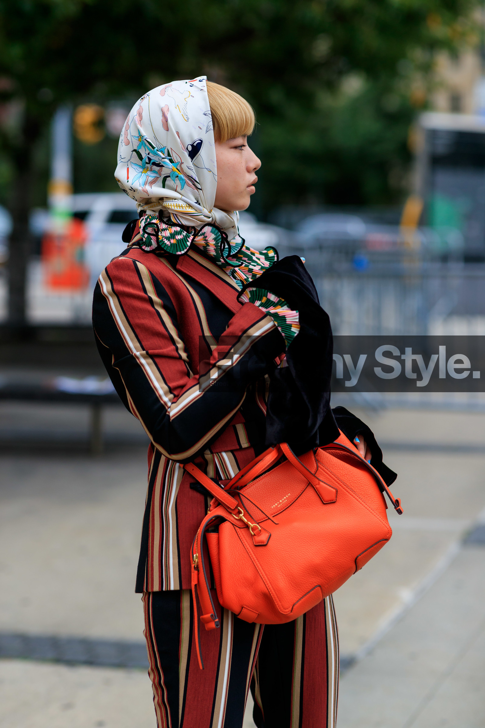 graphic jacket, graphic pants, graphic suit, headscarf, leather bag, leather shoes, orange bag, printed jacket, printed pants, printed suit, red jacket, red pants, red suit, striped suit, stripes, tory burch, trousers, white scarf, street style, jonathan paciullo, FW, frenchystyle, fashion week, NEW YORK, NYFW, SPRING SUMMER 2020, SS 20, vertical, detail, atmosphere details