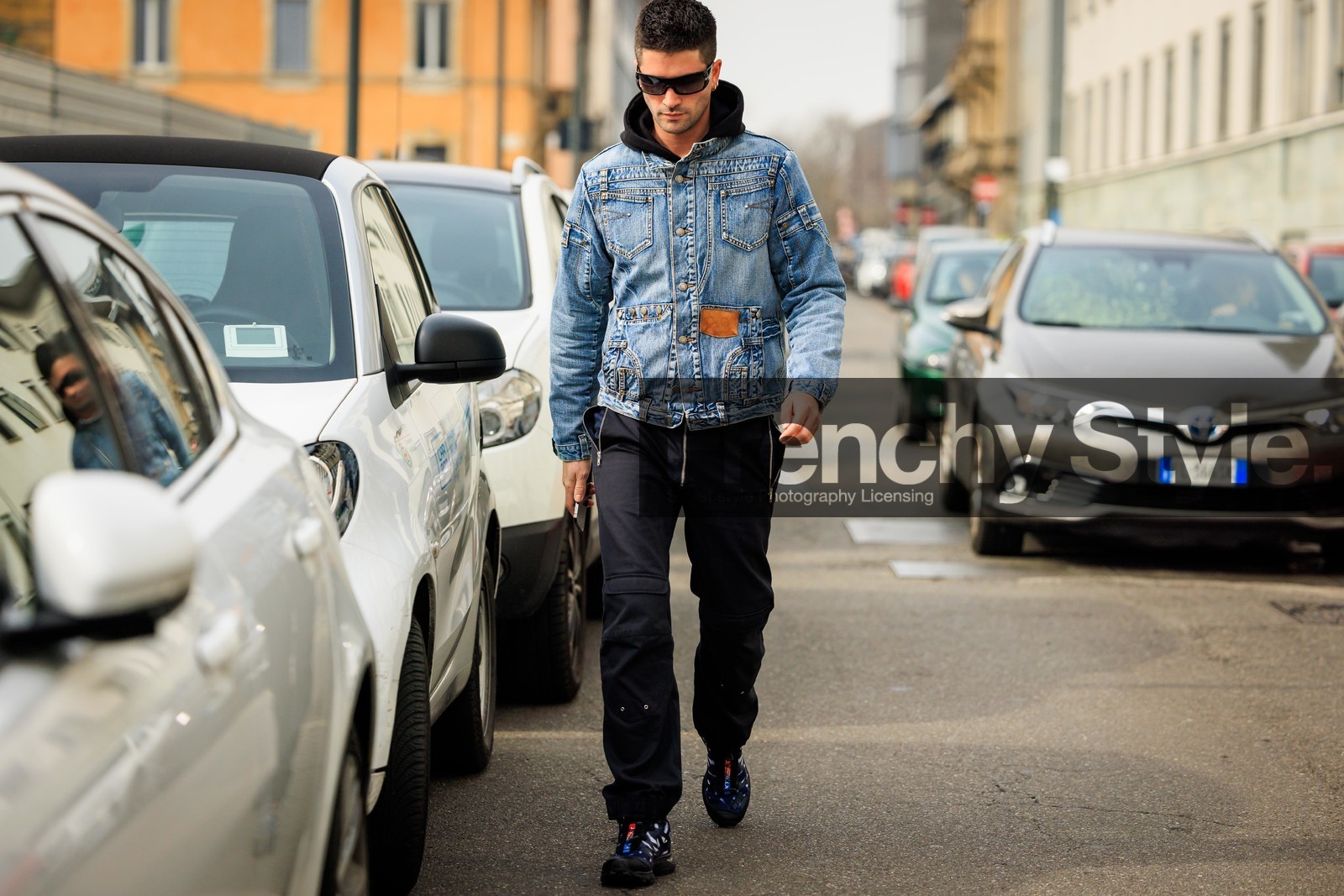 blue jean jacket, dark denim jacket, black pants, zipper pants, black hoodie, black sunglasses, black sneakers, street style, jonathan paciullo, FW, frenchystyle, fashion week, MFW, MILAN, FALL WINTER 2022_2023, AUTUMN WINTER 2022-2023, FW 22-23, horizontal, atmosphere details, full length