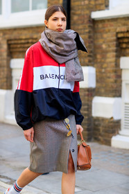 balenciaga, beige scarf, beige skirt, brown bag, graphic jacket, graphic skirt, leather bag, loewe, printed jacket, printed skirt, red jacket, sportswear, street style, jonathan paciullo, FW, frenchystyle, fashion week, LFW, LONDON, AUTUMN WINTER 2018-2019, AW 18-19, FALL WINTER 2018-2019, FW 18-19, vertical, atmosphere details, detail