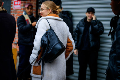 black bag, Fur coat, leather bag, loewe, shearling, white coat, white fur, street style, jonathan paciullo, FW, frenchystyle, fashion week, NYFW, NEW YORK, AUTUMN WINTER 2018-2019, AW 18-19, FALL WINTER 2018-2019, FW 18-19, atmosphere details, horizontal, detail, alexandra carl