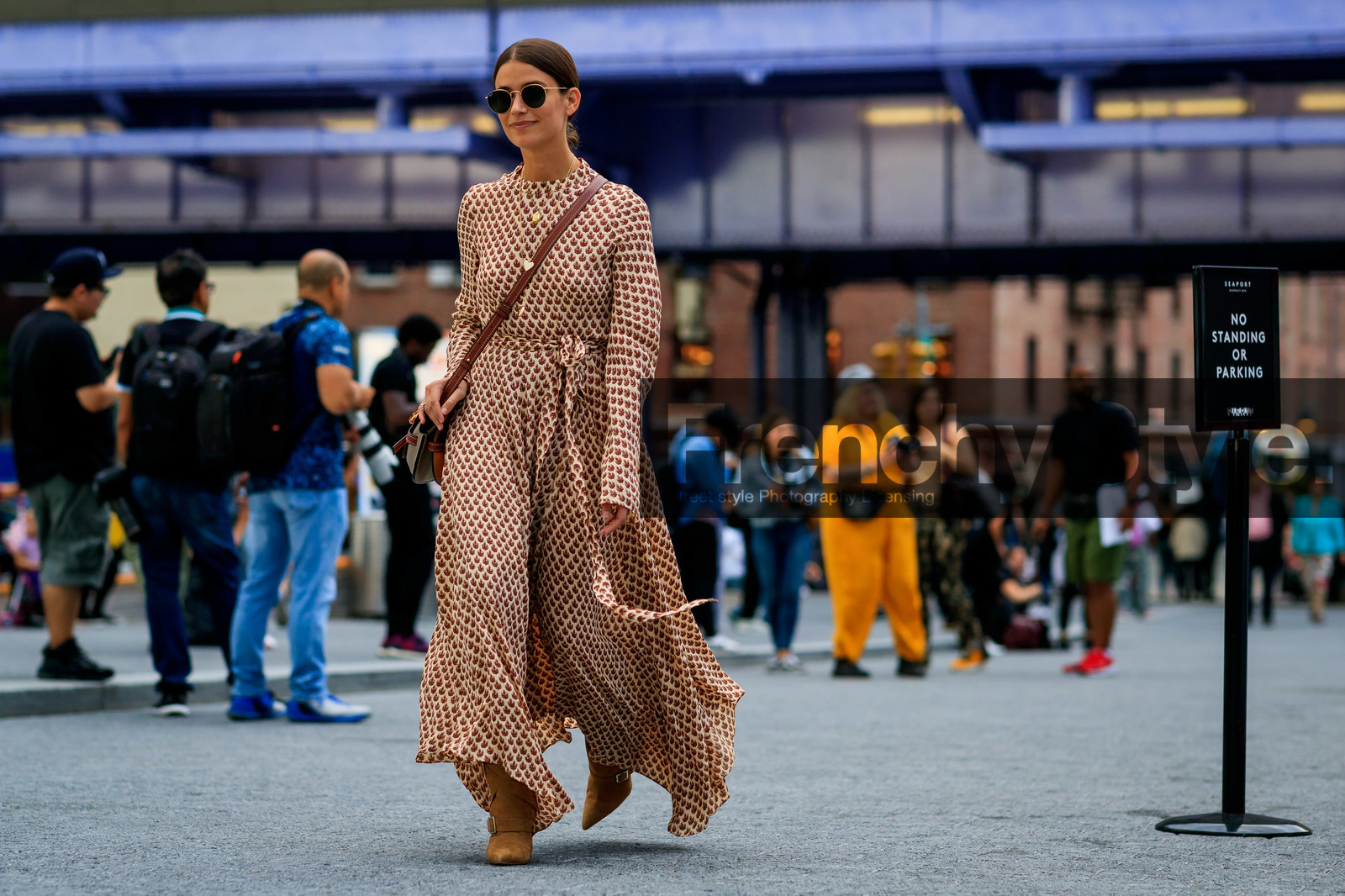 amanda alagem, brown dress, camel bag, camel boots, floral, flowers, graphic dress, high heels, leather bag, leather shoes, loewe, printed dress, sunglasses, tone on tone, total look brown, street style, jonathan paciullo, FW, frenchystyle, fashion week, NEW YORK, NYFW, SPRING SUMMER 2020, SS 20, horizontal, atmosphere details, full length