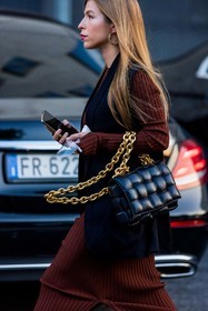 bag, black bag, black sleveless jacket, bottega veneta bag, burgundy dress, chain, gold chain, hoops, ribbed dress, sleveless blazer, sleveless jacket, smarthphone, fashion week, frenchystyle, FW, jonathan paciullo, street style, MFW, MILAN, SPRING SUMMER 2022, SS 22, vertical, atmosphere details, detail