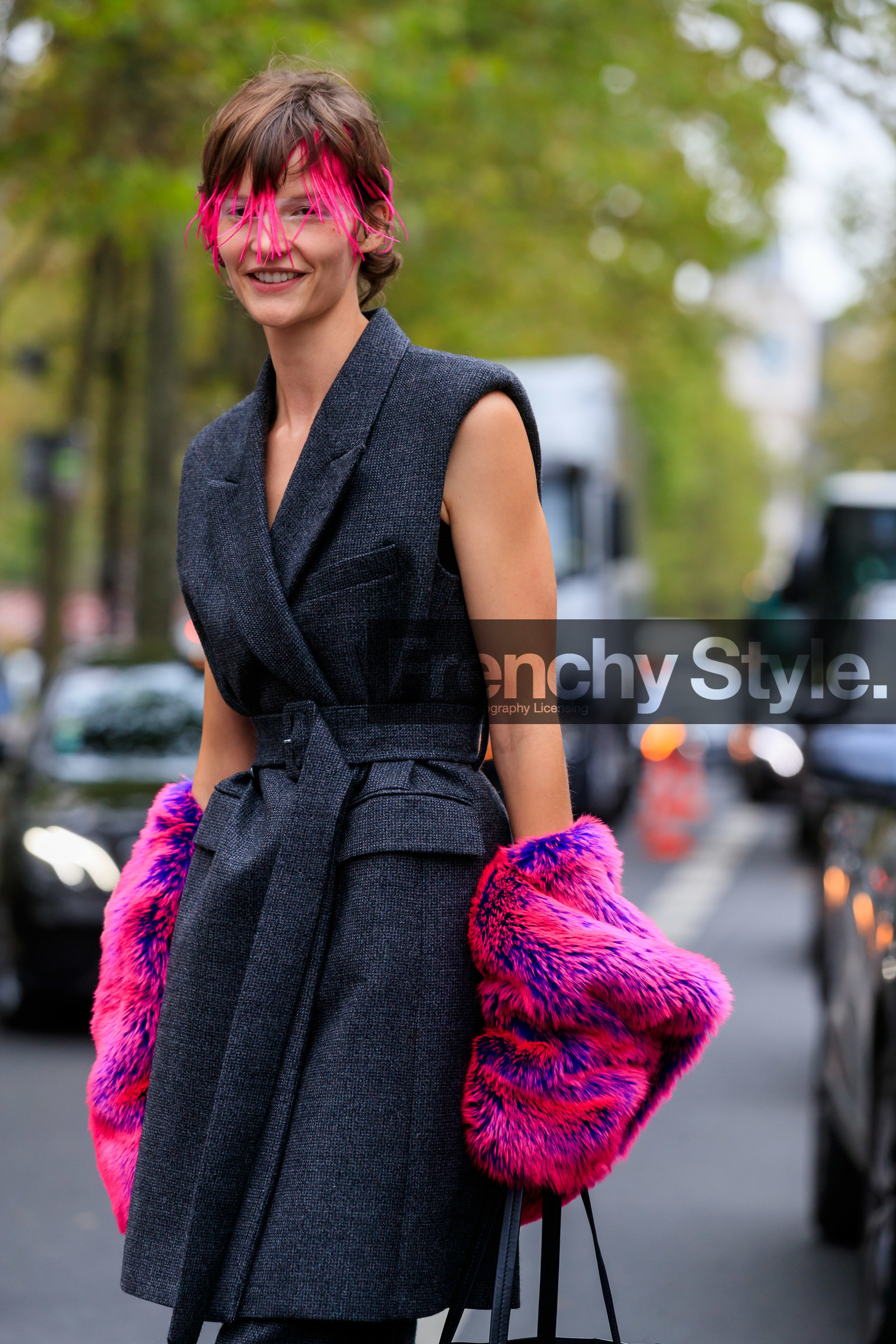 model, sara blomqvist, hair details, feather details, pink feathers, pink fur, dark grey jacket, sleeveless jacket, belted jacket, fashion week, frenchystyle, FW, jonathan paciullo, street style, SPRING SUMMER 2020, SS 20, PFW, PARIS, vertical, atmosphere details, detail