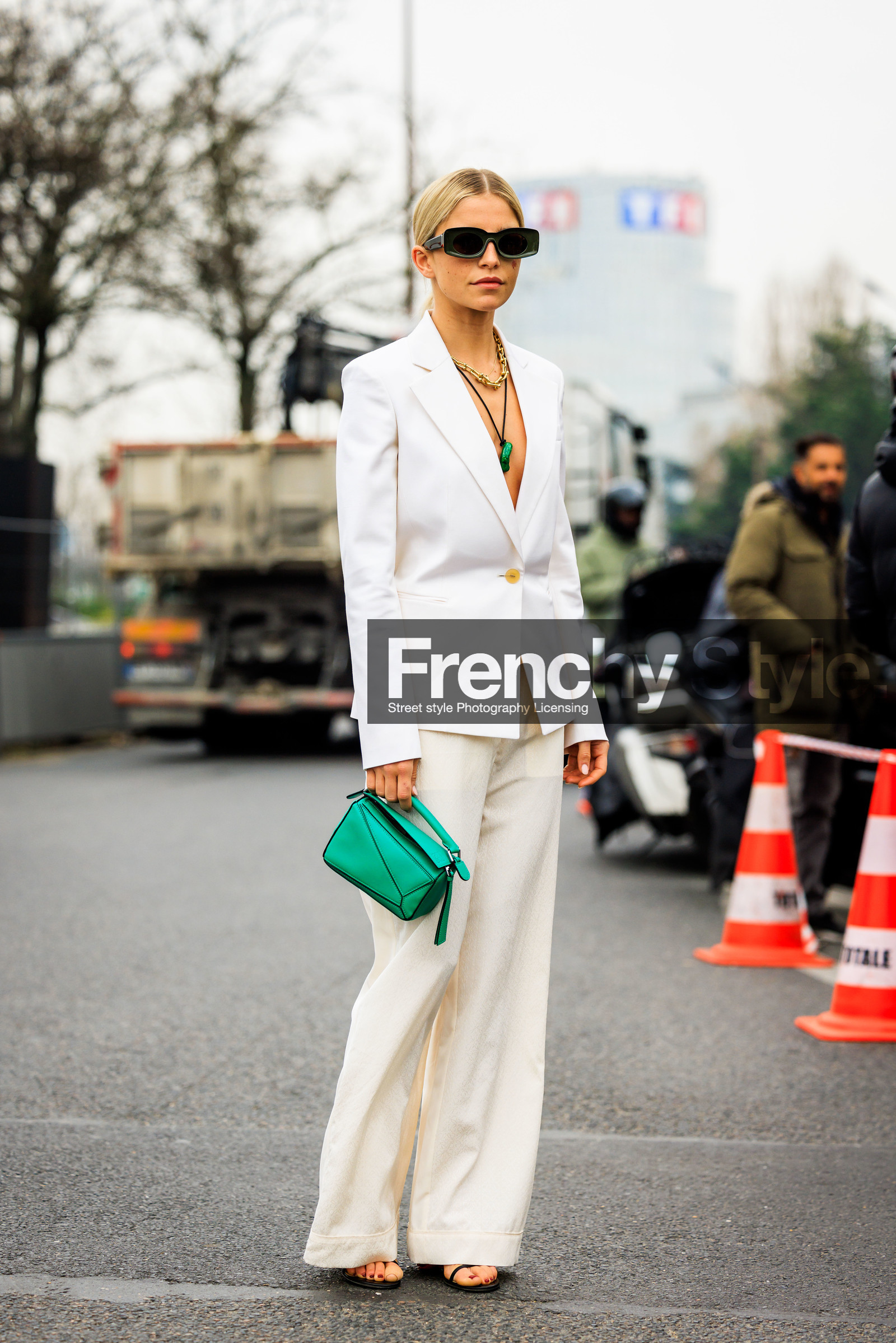 white suit, loewe bag, green bag, mini bag, black sunglasses, loewe glasses, black necklace, caro daur, street style, jonathan paciullo, FW, frenchystyle, fashion week, AUTUMN WINTER 2022-2023, FALL WINTER 2022_2023, FW 22-23, PFW, PARIS, full length, vertical
