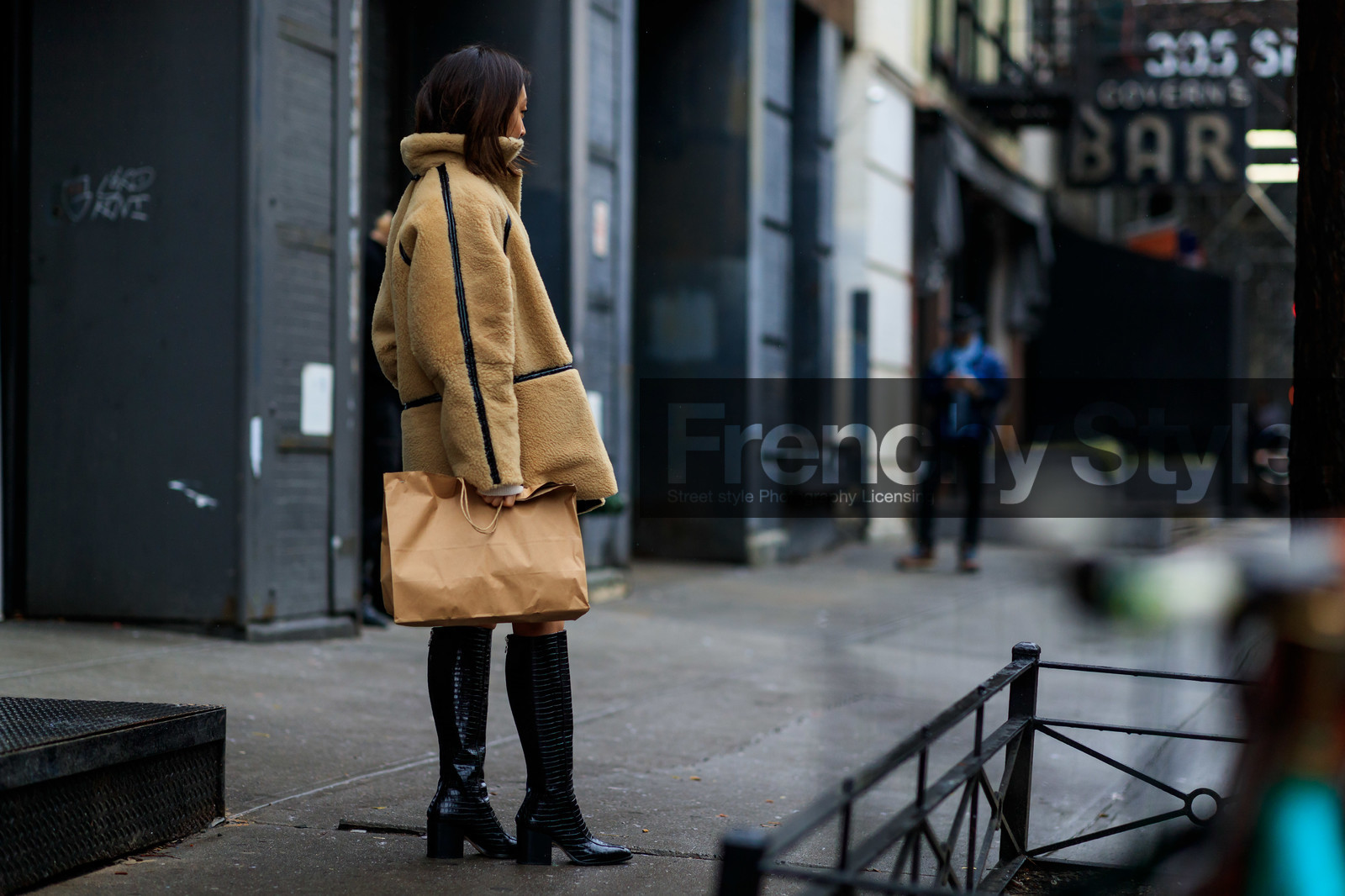 beige coat, fur coat, black leather bermuda shorts, black leather shorts, black leather boots, animal skin boots, high boots, fashion week, frenchystyle, FW, jonathan paciullo, street style, NYFW, NEW YORK, AUTUMN WINTER 2020-2021, FALL WINTER 2020-2021, FW 20-21, horizontal, atmosphere details, full length