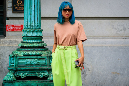 beige top, blue hair, dyed hair, green pants, high waist, Margaret Zhang, neon, sunglasses, trousers, street style, jonathan paciullo, FW, frenchystyle, fashion week, NEW YORK, NYFW, SPRING SUMMER 2020, SS 20, horizontal, atmosphere details, detail