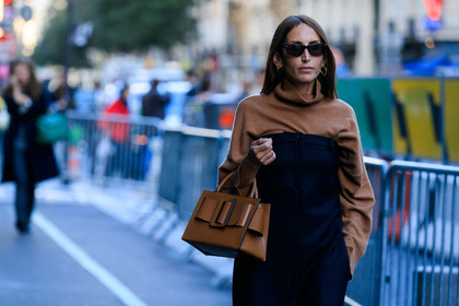 chloe loulou de saison, camel pullover, turtleneck pullover, camel leather bag, hand bag, big buckle bag, black dress, strapless dress, hoop earrings, golden earrings, fashion week, frenchystyle, FW, jonathan paciullo, street style, SPRING SUMMER 2020, SS 20, PFW, PARIS, horizontal, atmosphere details, detail