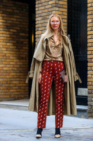 animal print, beige coat, beige shirt, black boots, chloé, graphic pants, high heels, leather bag, leather shoes, over the shoulder, printed pants, red pants, snake print, trench coat, trousers, street style, jonathan paciullo, FW, frenchystyle, fashion week, LFW, LONDON, AUTUMN WINTER 2018-2019, AW 18-19, FALL WINTER 2018-2019, FW 18-19, vertical, full length, roberta benteler