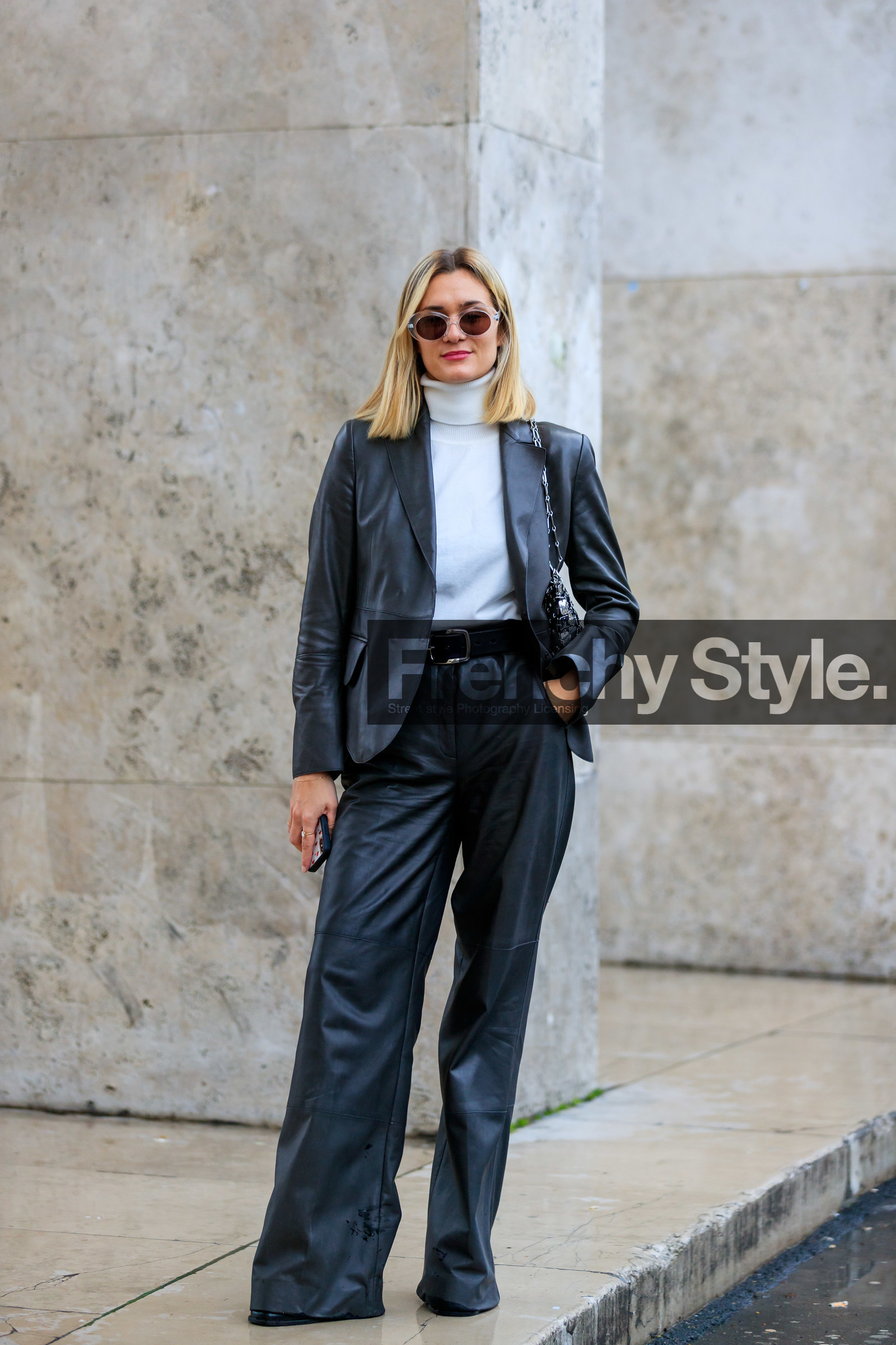 anne laure mais, black leather jacket, black leather pants, white pullover, black leather belt, metal bag, metalic bag, silvered bag, silvered chain strap bag, paco rabanne bag, shoulder bag, round shape sunglasses, sheer sunglasses, flare pants, fashion week, frenchystyle, FW, jonathan paciullo, street style, PFW, PARIS, vertical, full length