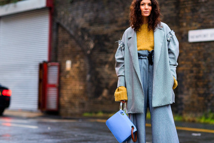 blue bag, high waist, houndstooth pattern, leather bag, pearls, pleats, trousers, yellow sweater, street style, jonathan paciullo, FW, frenchystyle, fashion week, LFW, LONDON, AUTUMN WINTER 2018-2019, AW 18-19, FALL WINTER 2018-2019, FW 18-19, horizontal, atmosphere details, detail