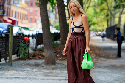 beige top, brown skirt, graphic top, green bag, high waist, leather bag, printed top, totême, street style, jonathan paciullo, FW, frenchystyle, fashion week, NEW YORK, NYFW, SPRING SUMMER 2020, SS 20, horizontal, atmosphere details, detail