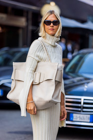 bag, big bag, dress, linen bag, Linda Tol, monochrome, oversize bag, ribbed dress, sunglasses, turtleneck dress, white monochrome, cabas, tote, fashion week, frenchystyle, FW, jonathan paciullo, street style, MFW, MILAN, SPRING SUMMER 2022, SS 22, vertical, atmosphere details, detail