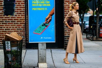beige dress, brown belt, high heels, leather belt, leather shoes, yellow shoes, street style, jonathan paciullo, FW, frenchystyle, fashion week, NEW YORK, NYFW, SPRING SUMMER 2020, SS 20, horizontal, atmosphere details, full length