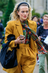 black headband, yellow jacket, yellow pants, yellow suits, carrot pants, high waist pants, lavalliere collar, green blouse, checked blouse, orange blouse, black bag, satin bag, hand bag, bottega veneta bag, pearl headband, fashion week, frenchystyle, FW, jonathan paciullo, street style, SPRING SUMMER 2020, SS 20, PFW, PARIS, vertical, atmosphere details, detail