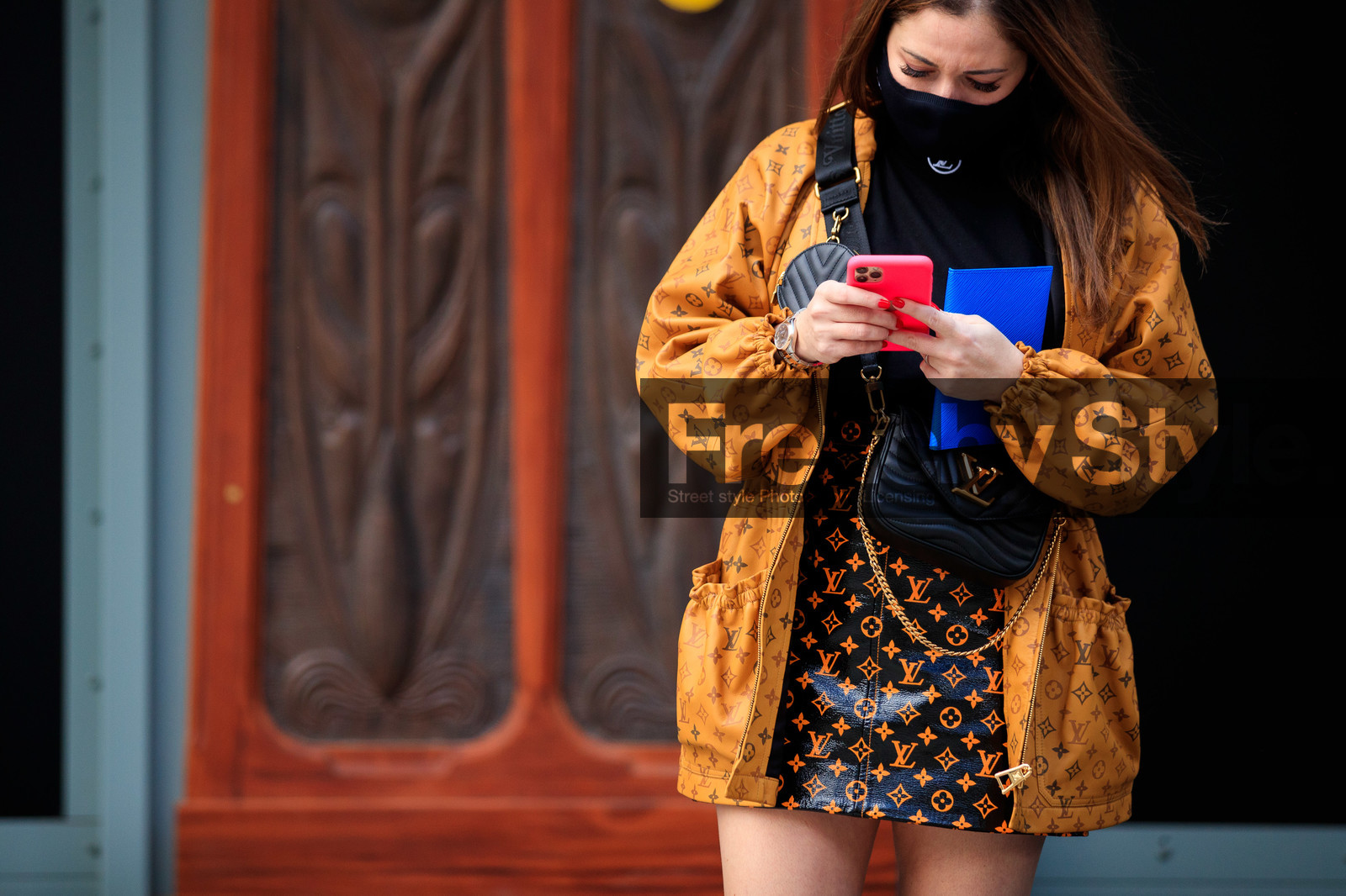 camel leather coat, camel leather jacket, camel leather parka, monogrammed coat, monogrammed jacket, monogrammed skirt, monogrammed parka, blue leather clutch, black leather skirt, orange leather skirt, louis vuitton coat, louis vuitton jacket, louis vuitton clutch, louis vuitton skirt, PARIS, PFW, fashion week, frenchystyle, FW, jonathan paciullo, street style, SPRING SUMMER 2021, SS 21, horizontal, atmosphere details, detail