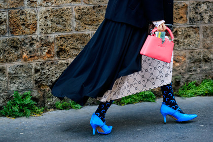 susie lau, black dress, white dress, monogrammed dress, bicolor dress, pink leather bag, hand bag, louis vuitton bag, marine serre dress, marine serre tights, blue tights, black tights, monogrammed tights, blue shoes, mary jane shoes, kitten heels shoes, bag detail, legs detail, shoes detail, close up detail, marine serre shoes, fashion week, frenchystyle, FW, jonathan paciullo, street style, PFW, PARIS, AUTUMN WINTER 2020-2021, FALL WINTER 2020-2021, FW 20-21, horizontal, detail, atmosphere details