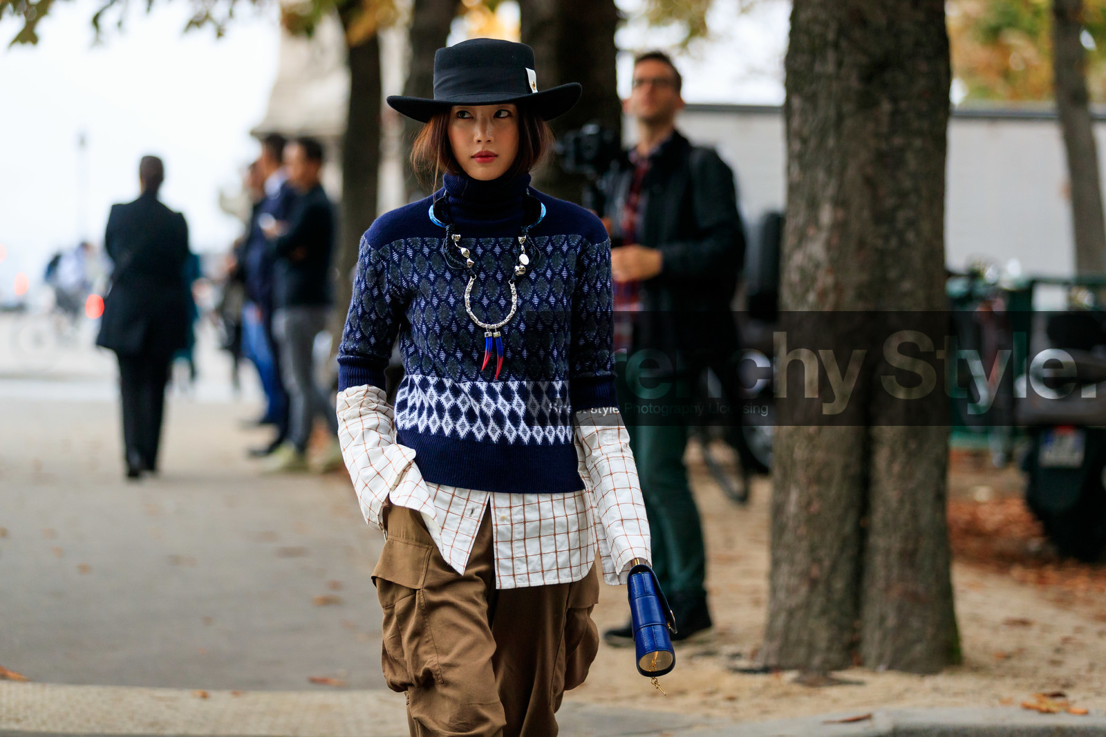 black hat, navy blue pullover, short sleeves pullover, jacquard pullover, turtleneck pullover, white shirt, checked shirt, big necklace, long necklace, golden necklace, blue necklace, blue leather bag, hand bag, chloe bag, animal skin bag, mini bag, kaki pants, safari pants, multi pocket pants, chloe necklace, chloe pullover, chloe look, fashion week, frenchystyle, FW, jonathan paciullo, street style, SPRING SUMMER 2020, SS 20, PFW, PARIS, horizontal, atmosphere details, detail