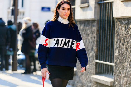 black skirt, blue sweater, printed sweater, white sweater, street style, jonathan paciullo, FW, frenchystyle, fashion week, PFW, PARIS, AUTUMN WINTER 2018-2019, FALL WINTER 2018-2019, FW 18-19, horizontal, atmosphere details