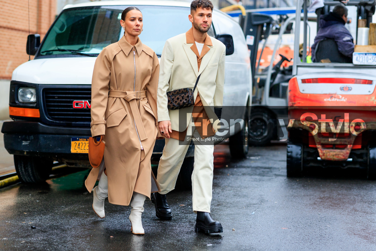 alice & j.s, alice barbier, JS roques, beige jacket, beige trench coat, light beige jacket, balloon sleeves, zipped parka, zipped jacket, zipped trenchcoat, orange shirt, white t-shirt, crossbody bag, louis vuitton bag, monogrammed bag, velvet bag, brown leather bag, round shape bag, hand bag, camel leather bag, belted jacket, belted parka, belted trench coat, white leather boots, black leather boots, flat boots, big sole boots, chelsea boots, fashion week, frenchystyle, FW, jonathan paciullo, street style, NYFW, NEW YORK, AUTUMN WINTER 2020-2021, FALL WINTER 2020-2021, FW 20-21, horizontal, atmosphere details, full length