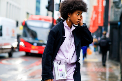 black coat, leather bag, purple jacket, streetwear, transparent bag, street style, jonathan paciullo, FW, frenchystyle, fashion week, LFW, LONDON, AUTUMN WINTER 2018-2019, AW 18-19, FALL WINTER 2018-2019, FW 18-19, horizontal, atmosphere details, detail