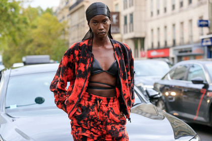 model, tie and dye jacket, tie and dye pants, tie and dye suit, red jacket, red bombers, red pants, jogging pants, black bra, hair scarf, black scarf, cropped top, make up, make up details, studs make up, strassed make up, close up detail, fashion week, frenchystyle, FW, jonathan paciullo, street style, SPRING SUMMER 2020, SS 20, PFW, PARIS, horizontal, atmosphere details, detail