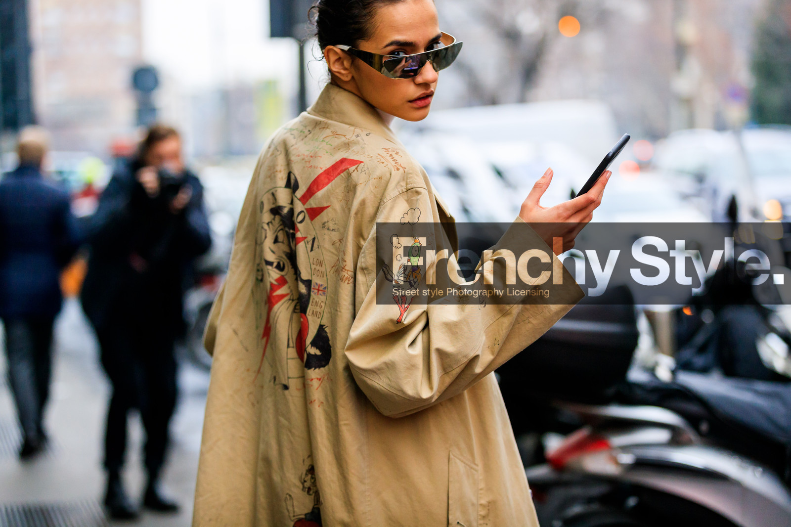 beige coat, burberry, cartoon, drawings, graphic jacket, printed jacket, sunglasses, trench coat, fashion week, frenchystyle, FW, jonathan paciullo, street style, MFW, MILAN, AUTUMN WINTER 2018-2019, FALL WINTER 2018-2019, FW 18-19, horizontal, atmosphere details, model, fernanda oliveira