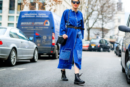 atmosphere details, AUTUMN WINTER 2017-2018, AW 17-18, beige bag, black shoes, black top, blue denim, denim pants, detail, FALL WINTER 2017-2018, fashion week, frenchystyle, FW, FW 17-18, green jacket, high heels, horizontal, jeans, jonathan paciullo, leather bag, leather shoes, LFW, loewe, LONDON, street style, trousers