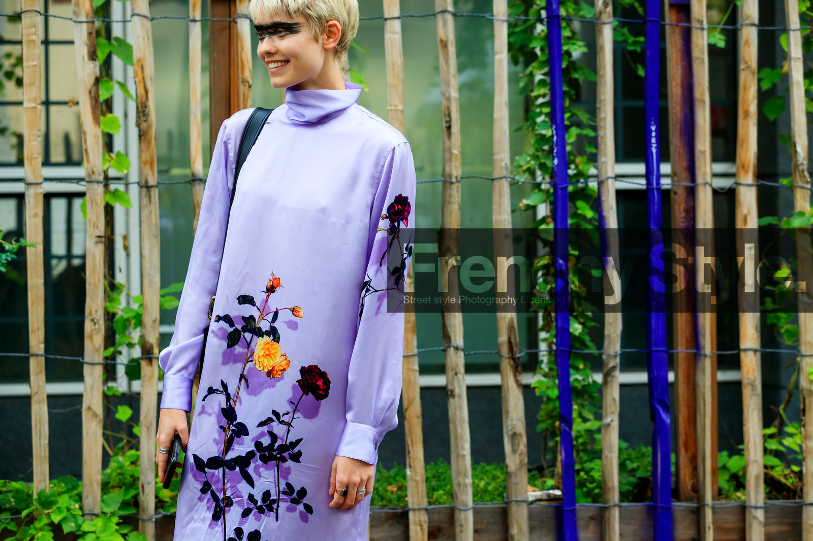 model, lilac dress, high collar dress, silk dress, long sleeves dress, mid long dress, black eyeshadows, black eyeliner, black make up, fashion week, frenchystyle, FW, jonathan paciullo, street style, SPRING SUMMER 2020, SS 20, PFW, PARIS, horizontal, atmosphere details, detail