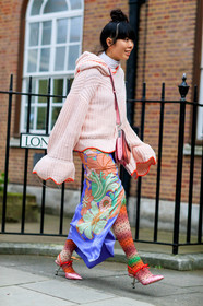 floral, flowers, graphic skirt, high heels, hoodie, leather bag, leather shoes, pink bag, pink shoes, pink sweater, prada, printed skirt, purple skirt, tights, street style, jonathan paciullo, FW, frenchystyle, fashion week, LFW, LONDON, AUTUMN WINTER 2018-2019, AW 18-19, FALL WINTER 2018-2019, FW 18-19, vertical, full length, susie lau
