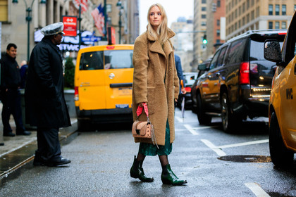 beige coat, green boots, leather bag, leather shoes, pink bag, shearling, street style, jonathan paciullo, FW, frenchystyle, fashion week, NYFW, NEW YORK, AUTUMN WINTER 2018-2019, AW 18-19, FALL WINTER 2018-2019, FW 18-19, atmosphere details, horizontal, full length, Charlotte Groeneveld