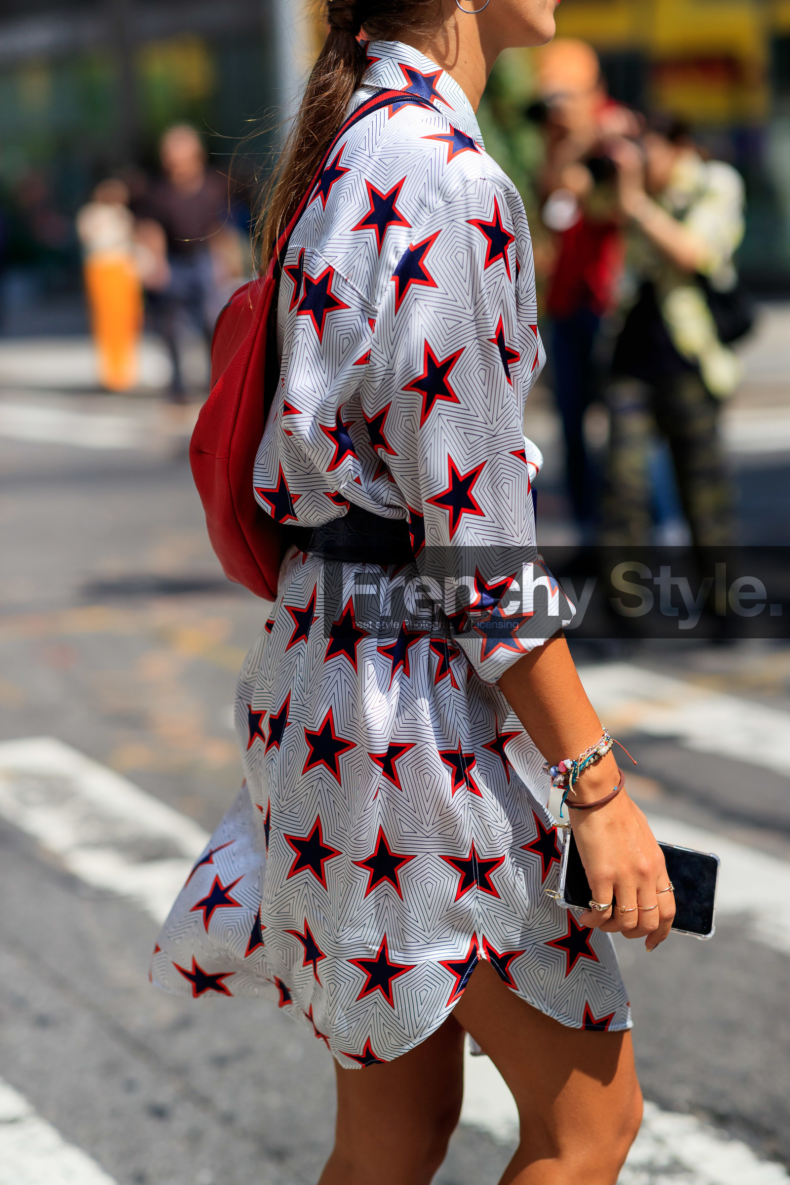bracelet, graphic dress, grey dress, iphone, printed dress, stars, street style, jonathan paciullo, FW, frenchystyle, fashion week, NEW YORK, NYFW, SPRING SUMMER 2020, SS 20, vertical, detail, atmosphere details