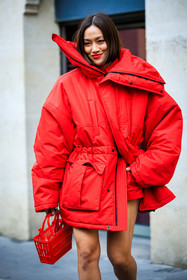 red jacket, wintet coat, puffed jacket, red lips, basket bag, red handbag, valentino, Tiffany Hsu, street style, jonathan paciullo, FW, frenchystyle, fashion week, AUTUMN WINTER 2022-2023, FALL WINTER 2022_2023, FW 22-23, PARIS, PFW, vertical, detail