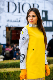 christian dior, graphic shirt, leather gloves, printed shirt, striped shirt, yellow dress, yellow gloves, street style, jonathan paciullo, FW, frenchystyle, fashion week, PFW, PARIS, AUTUMN WINTER 2018-2019, FALL WINTER 2018-2019, FW 18-19, vertical, atmosphere details, doina ciobanu