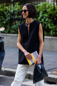bag, bicolor, black bag, black top, chain, chain necklace, Ilona Tomas, leather bag, neckline top, silver necklace, sleveless top, sunglasses, white pants, fashion week, frenchystyle, FW, jonathan paciullo, street style, MFW, MILAN, SPRING SUMMER 2022, SS 22, vertical, atmosphere details, detail