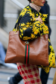 bag detail, close up detail, gucci bag, brown leather bag, big bag, black coat, yellow coat, floral printed coat, checked pants, red pants, fashion week, frenchystyle, FW, jonathan paciullo, street style, SPRING SUMMER 2020, SS 20, PFW, PARIS, vertical, atmosphere details, detail