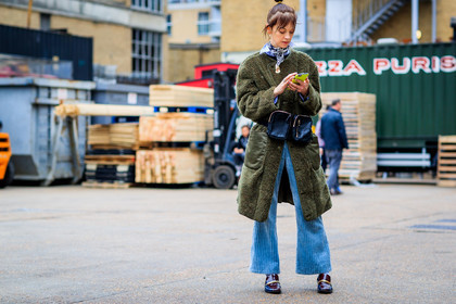 atmosphere details, AUTUMN WINTER 2017-2018, AW 17-18, black bag, blue pants, bordeaux, brooch, burgundy, corduroy, FALL WINTER 2017-2018, fanny pack, fashion week, frenchystyle, full length, Fur coat, FW, FW 17-18, green coat, green fur, gucci, horizontal, jonathan paciullo, leather bag, LFW, LONDON, red shoes, street style, trousers, varnished leather shoes, velvet, white scarf