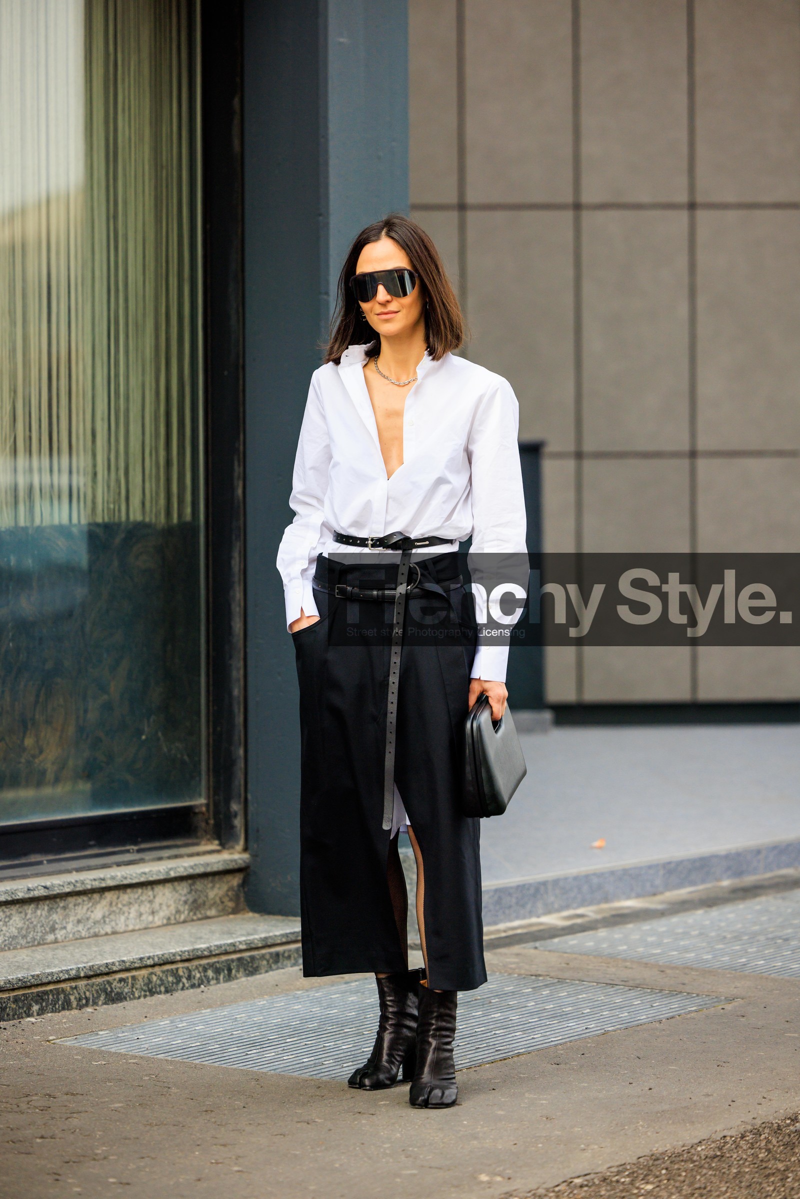 full white look, leather belt, black leather midi skirt, margiela boots, tabi boots, black leather derbies, black clutch, leather clutch, silver chain necklace, ski sunglasses, street style, jonathan paciullo, FW, frenchystyle, fashion week, MFW, MILAN, FALL WINTER 2022_2023, AUTUMN WINTER 2022-2023, FW 22-23, vertical, full length