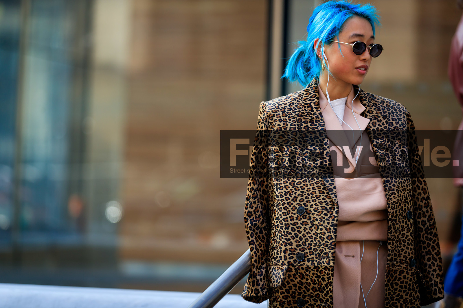 Margaret Zhang, blue hair, dyed hair, metalic frame sunglasses, round shape sunglasses, hoop earrings, mini hoop earrings, mini earrings, golden earrings, beige jacket, beige pants, beige coat, light beige jacket, light beige pants, light beige suits, leopard printed coat, fashion week, frenchystyle, FW, jonathan paciullo, street style, NYFW, NEW YORK, AUTUMN WINTER 2020-2021, FALL WINTER 2020-2021, FW 20-21, horizontal, atmosphere details, detail