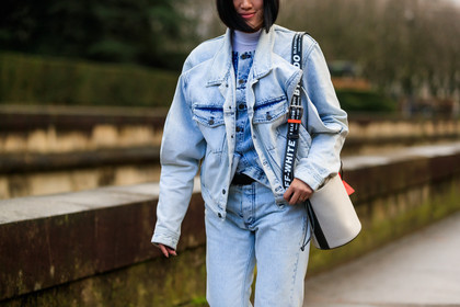 blue denim, denim jacket, denim pants, graphic bag, jeans, leather bag, off white, printed bag, trousers, white bag, street style, jonathan paciullo, FW, frenchystyle, fashion week, PFW, PARIS, AUTUMN WINTER 2018-2019, FALL WINTER 2018-2019, FW 18-19, horizontal, atmosphere details, Tiffany Hsu