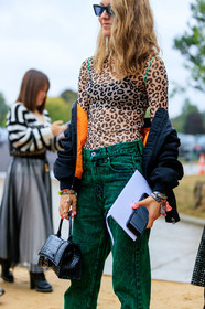 jessica minkoff, animal print top, turtleneck top, leopard printed top, sheer top, green jeans, dior bracelet, lucky charm bracelet, fashion week, frenchystyle, FW, jonathan paciullo, street style, SPRING SUMMER 2020, SS 20, PFW, PARIS, vertical, atmosphere details, detail
