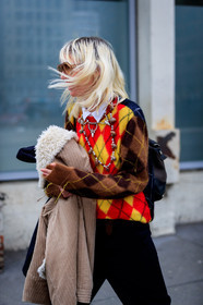 beige jacket, brown belt, checked, checked sweater, corduroy, fur collar, navy pants, necklace, plaid, red sweater, sunglasses, tartan, trousers, yellow sweater, street style, jonathan paciullo, FW, frenchystyle, fashion week, NYFW, NEW YORK, AUTUMN WINTER 2018-2019, AW 18-19, FALL WINTER 2018-2019, FW 18-19, vertical, atmosphere details, detail, phoebe arnold