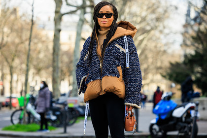 braided hair, long braids, black sunglasses, puffed jacket, dual toned jacket, tweed jacket, black leggings, brown bag, mini bucket bag, fashion week, frenchystyle, FW, jonathan paciullo, street style, PFW, PARIS, menswear, AUTUMN WINTER 2022-2023, FALL WINTER 2022-2023, FW 22-23, atmosphere details, detail, horizontal