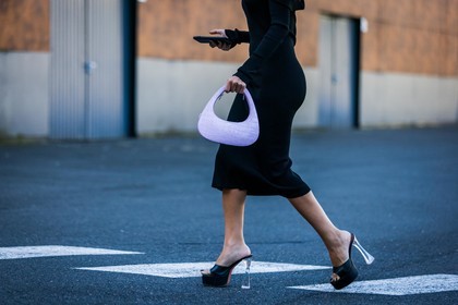 bag, black dress, black mules, black sandals, black sunglasses, coperni bag, croco bag, dress, leather bag, leather mulles, leather sandals, lila bag, long dress, mules, plateform shoes, Rania Fawazz, sandals, statement heels, sunglasses, street style, jonathan paciullo, FW, frenchystyle, fashion week, PFW, PARIS, SPRING SUMMER 2022, SS 22, horizontal, atmosphere details