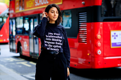 black belt, black pants, black sweater, earrings, message, printed sweater, tone on tone, total look black, trousers, fashion week, frenchystyle, FW, jonathan paciullo, street style, LFW, LONDON, SPRING SUMMER 2019, SS 19, atmosphere details, horizontal, detail