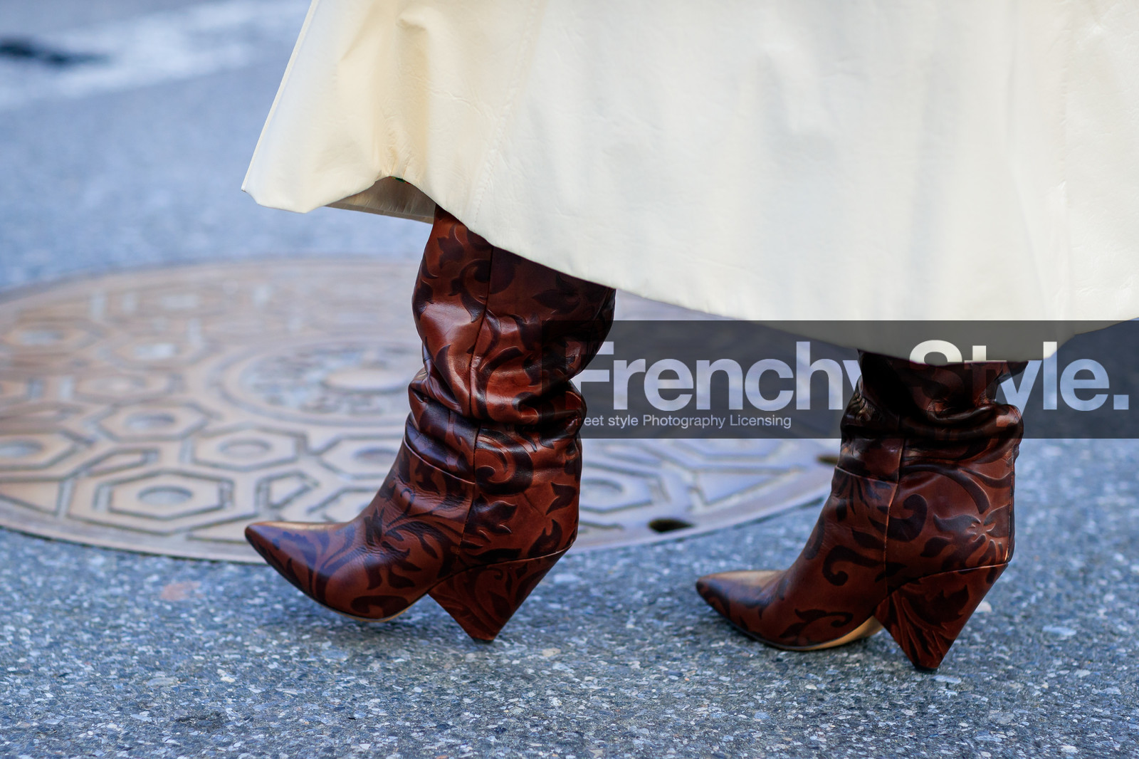 brown boots, high boots, high heels, leather shoes, printed shoes, white coat, street style, jonathan paciullo, FW, frenchystyle, fashion week, NYFW, NEW YORK, AUTUMN WINTER 2018-2019, AW 18-19, FALL WINTER 2018-2019, FW 18-19, atmosphere details, horizontal, detail, kim cam, kim jones