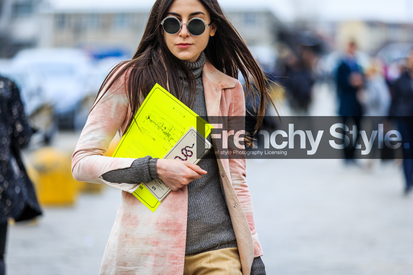 atmosphere details, AUTUMN WINTER 2016-2017, AW 16-17, beige pants, beige shoes, black bag, brown sweater, detail, FALL WINTER 2016-2017, fashion week, frenchystyle, FW, FW 16-17, horizontal, jonathan paciullo, leather bag, leather coat, LFW, linen, LONDON, MENSWEAR, pink coat, street style, sunglasses, trousers, turtleneck sweater