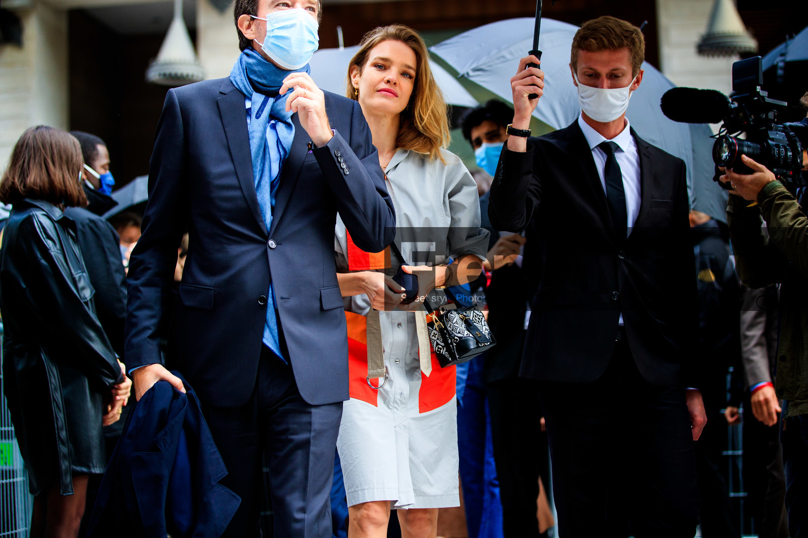 natalia vodianova, antoine arnault, light grey dress, button dress, crossbody bag, printed bag, black leather bag, monogrammed bag, red dress, louis vuitton bag, louis vuitton dress, PARIS, PFW, fashion week, frenchystyle, FW, jonathan paciullo, street style, SPRING SUMMER 2021, SS 21, horizontal, atmosphere details, detail