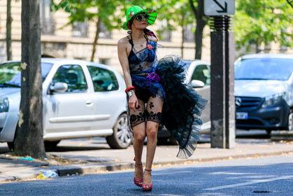 atmosphere details, black bra, catherine baba, fashion week, frenchystyle, full length, FW, green hat, high heels, horizontal, jonathan paciullo, lace, leather shoes, MENSWEAR, necklace, PARIS, PFW, red shoes, see through, SPRING SUMMER 2018, SS 18, street style, sunglasses, tulle
